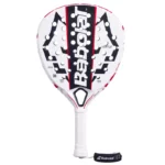 Het Babolat Technical Vertuo Juan Lebron-racket is ontworpen om kracht te leveren en is bedoeld voor spelers die op zoek zijn naar een aanvallend spel