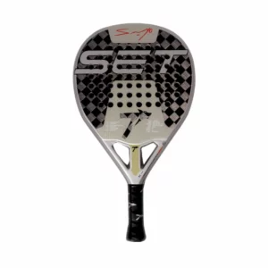 De Platinum Wolf Power Racquet Set is bedoeld voor gevorderde spelers die de meeste kracht uit al hun slagen willen halen. Dit racket is het racket dat gekozen is door de beste padelspeler Sanyo Gutierrez.