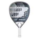 De Bullpadel Vertex 04 W Premier is het racket dat Delfi Brea heeft gekozen. Deze gelimiteerde editie van Premier Padel combineert op uitzonderlijke wijze kracht en precisie.